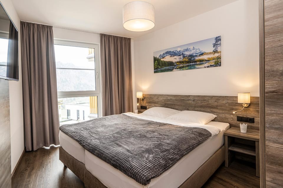 Bed, TV and multimedia, Bedroom