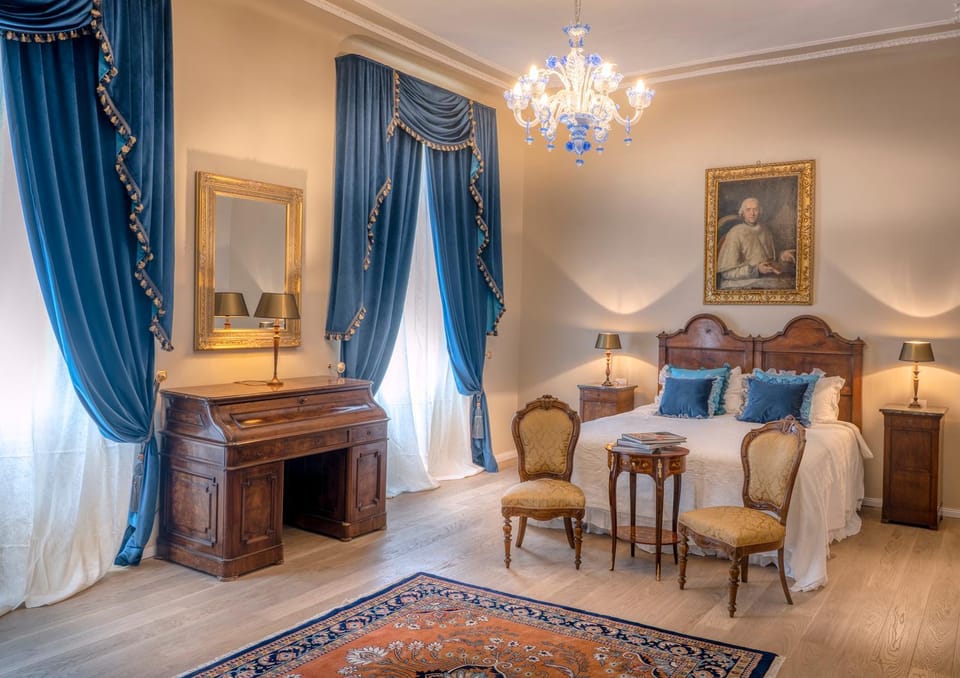 Photo of the whole room, Bedroom