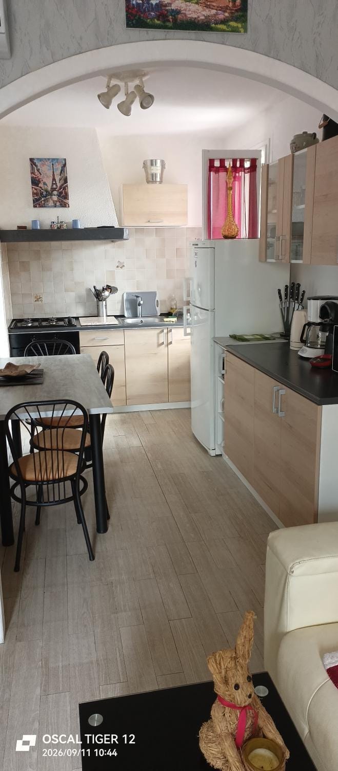 appartement bien équipé 2 chambres lit 2 place dans chaque chambre plus canapé lit 2 place, 5 personnes, terrasse bien équipé, planchas, parking gratuit sur place, a proximité de tout commerce et de cure thermal, Cadarache ,Forcalquier, gorge du verdon Apartment in Manosque