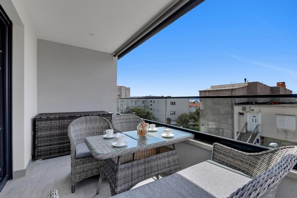 Balcony/Terrace, City view, Street view