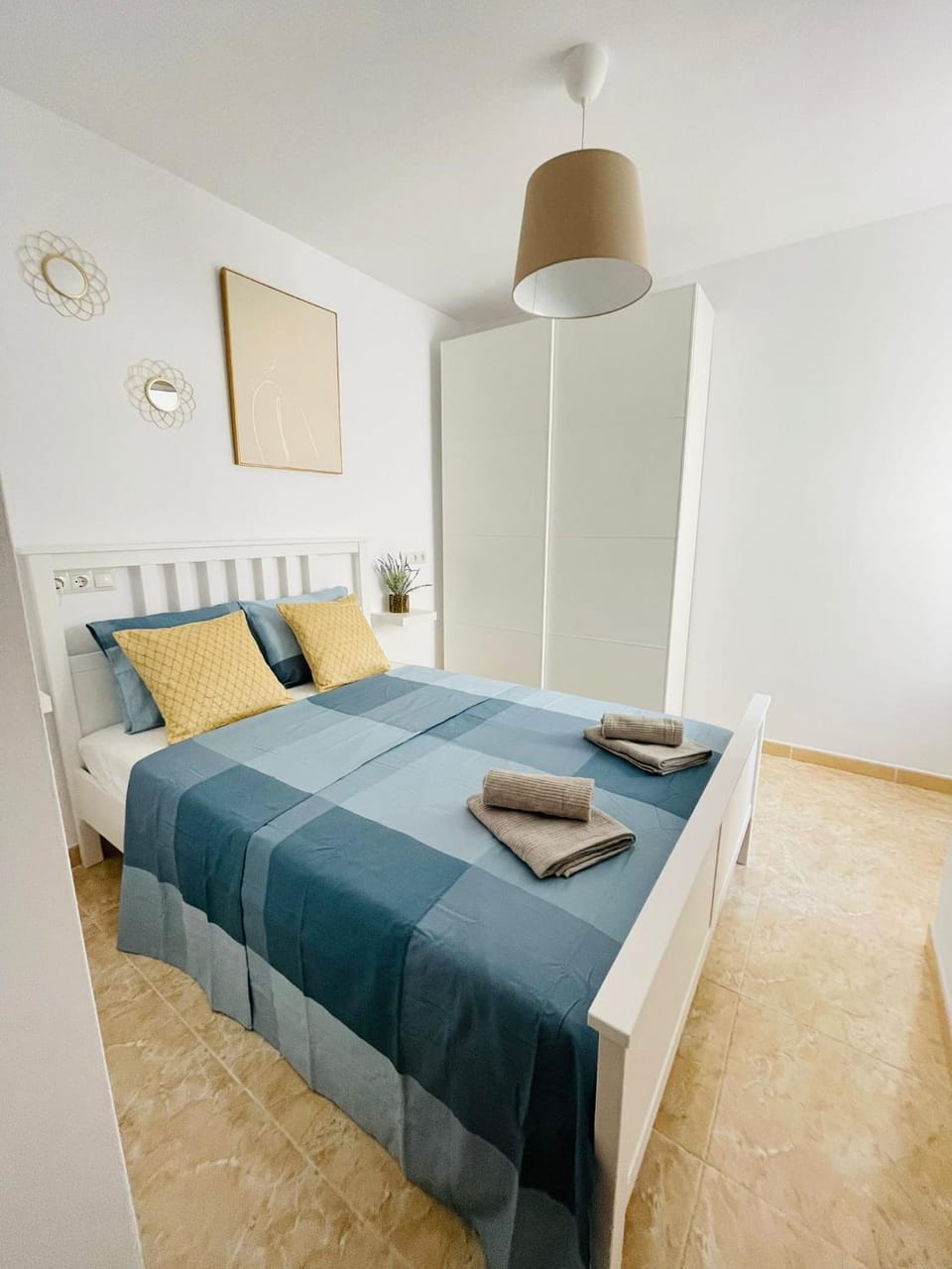 Photo of the whole room, Bedroom, wardrobe