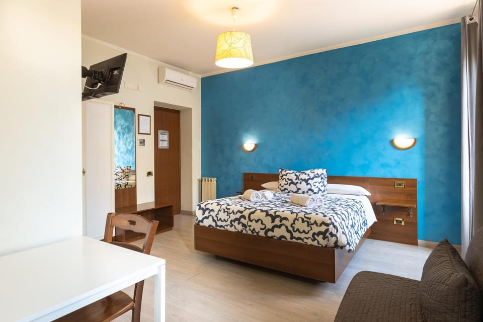 Bed, TV and multimedia, Photo of the whole room, Bedroom, air conditioner