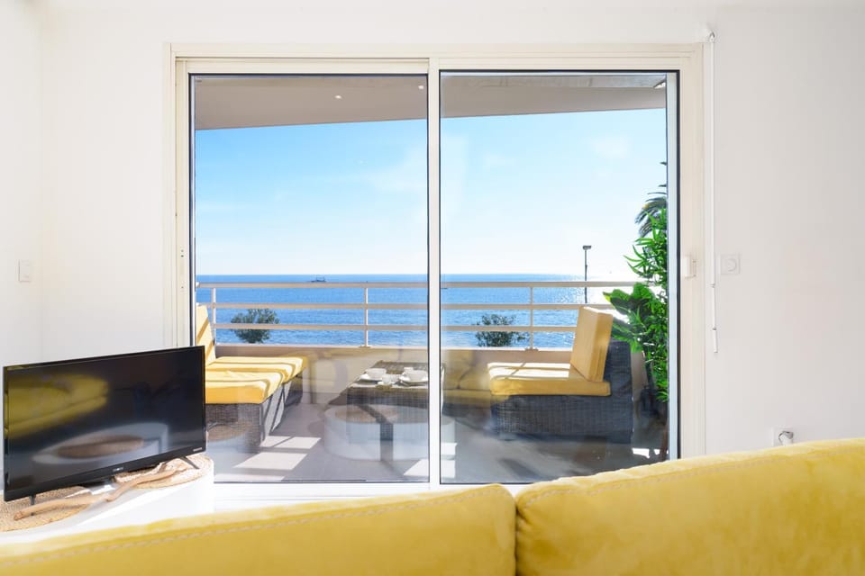 Day, Natural landscape, TV and multimedia, Balcony/Terrace, Living room, Sea view