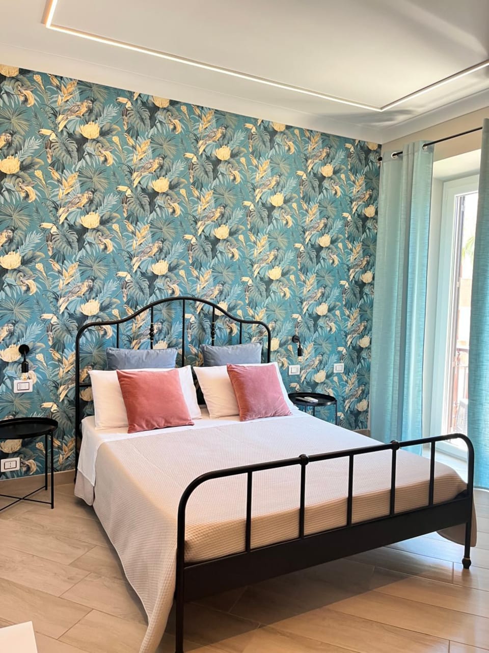 Bed, Photo of the whole room, Decorative detail, Bedroom