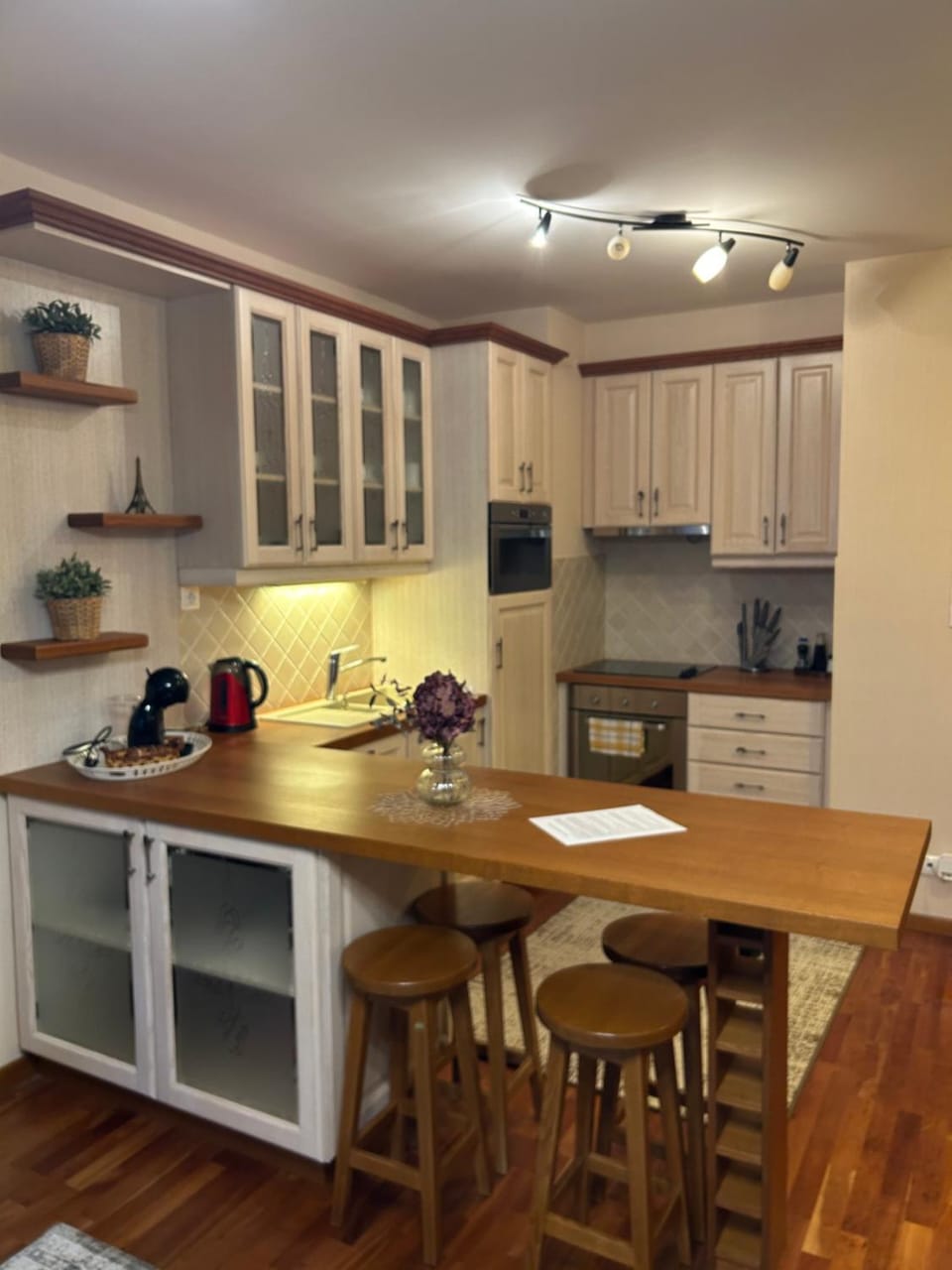 Coffee/tea facilities, Kitchen or kitchenette, Dining area, oven, stove