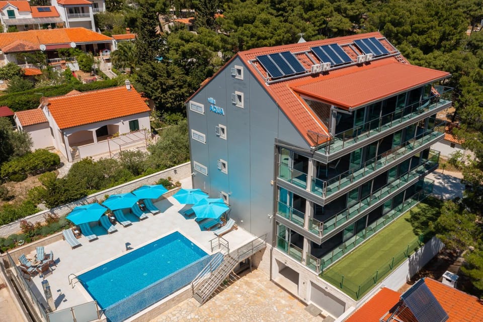 Property building, Bird's eye view, Pool view, Swimming pool
