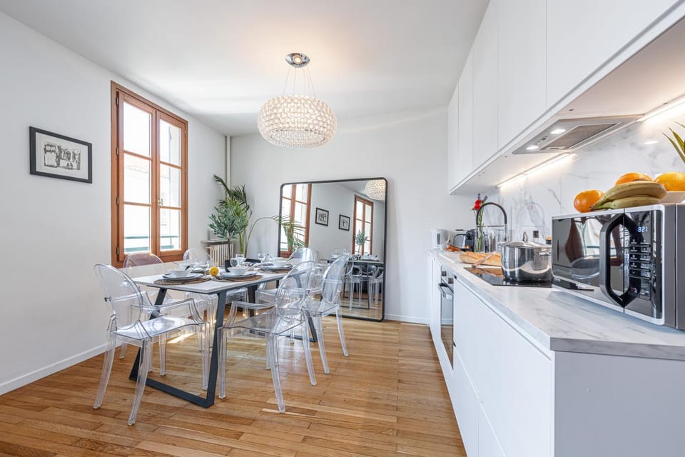 Kitchen or kitchenette, Dining area