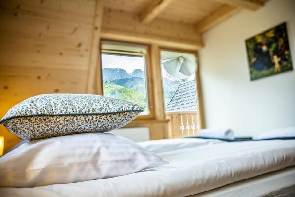 Bedroom, Mountain view