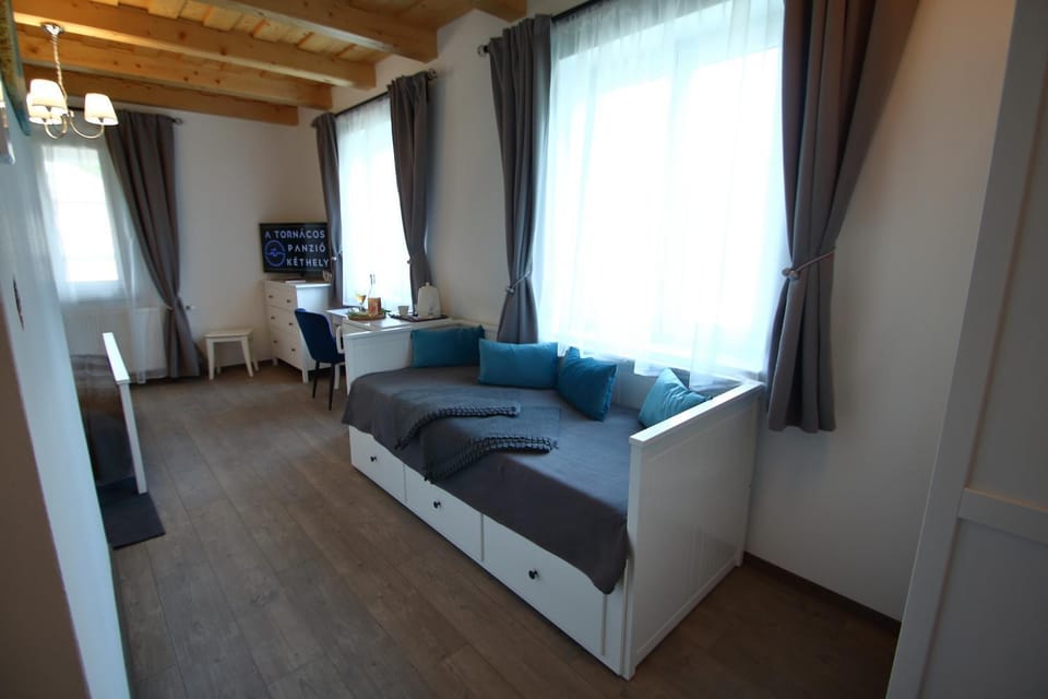 Bed, TV and multimedia, Bedroom