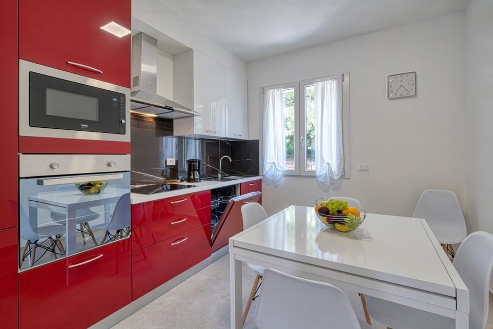 Kitchen or kitchenette, Dining area