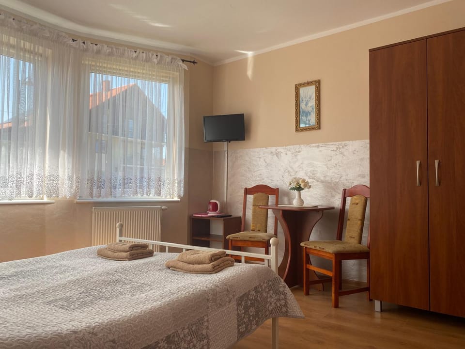 Bed, TV and multimedia, Photo of the whole room, Bedroom, wardrobe