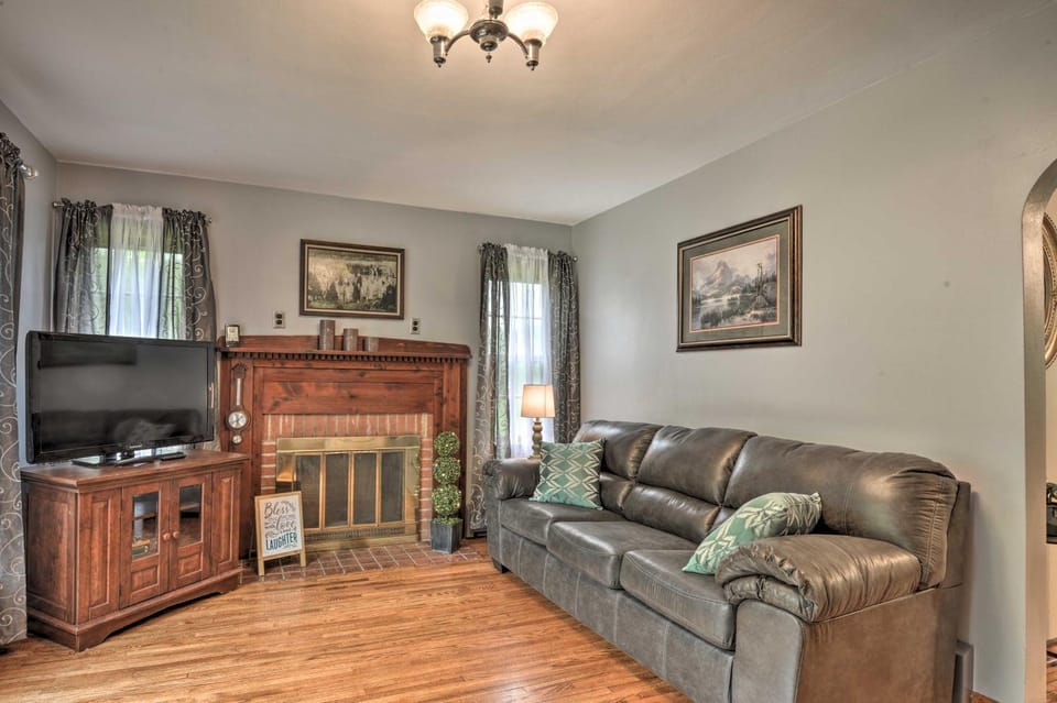 Cozy Springfield Family Home w/ Fire Pit House in Shenandoah Valley