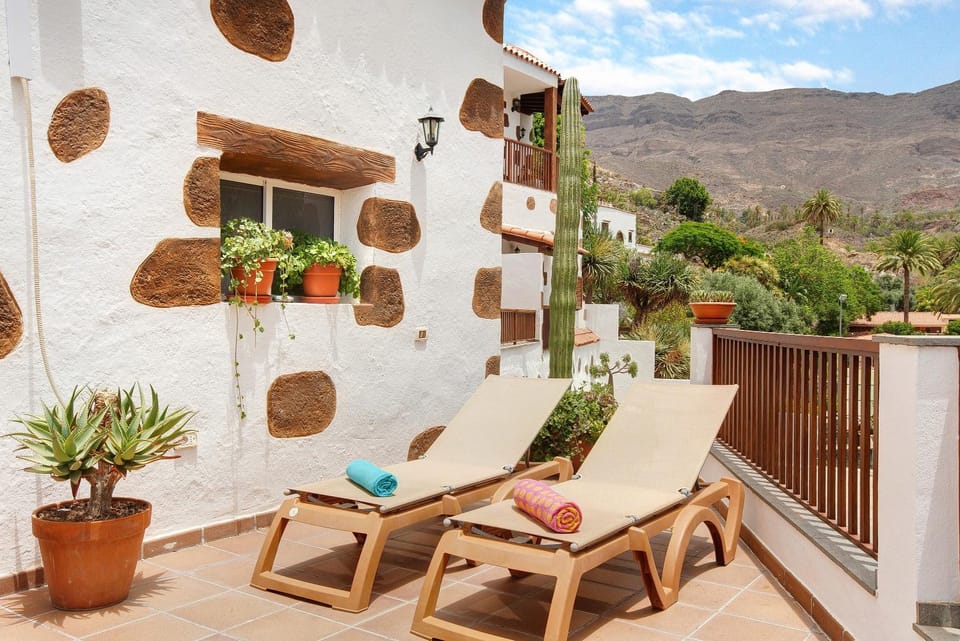 Property building, Balcony/Terrace, Living room
