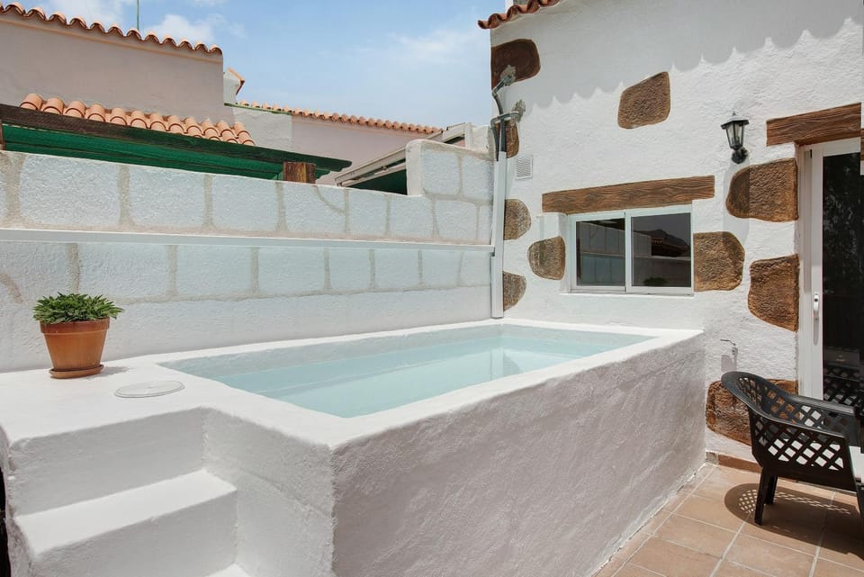 Bathroom, Living room
