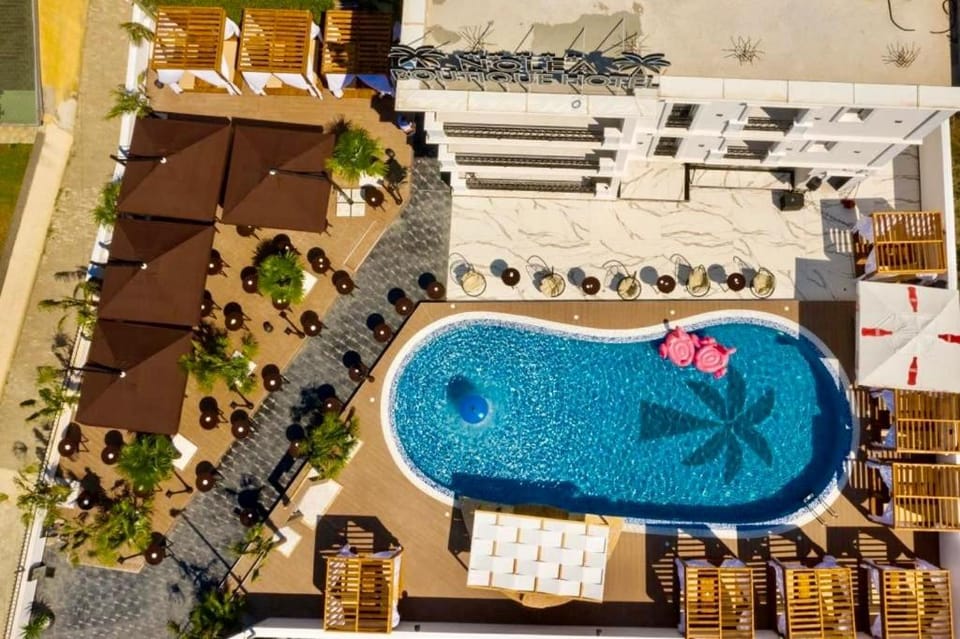 Bird's eye view, Pool view