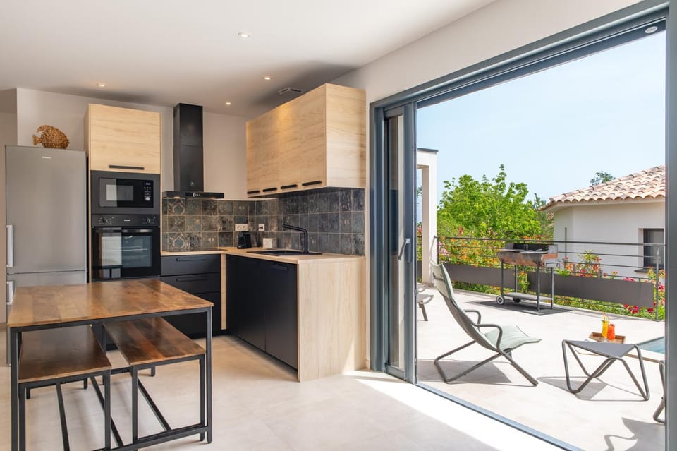 Balcony/Terrace, Kitchen or kitchenette, Dining area, oven