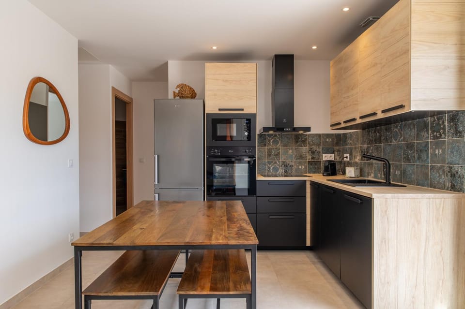 Coffee/tea facilities, Dining area, dishwasher, oven, stove, kitchen