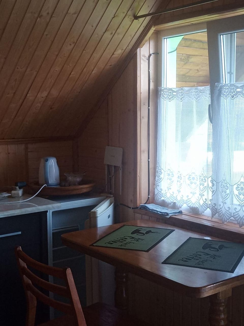 Kitchen or kitchenette, Dining area