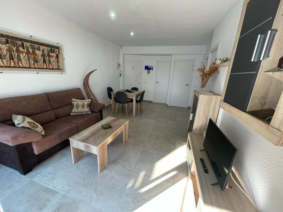 Living room, Lunch