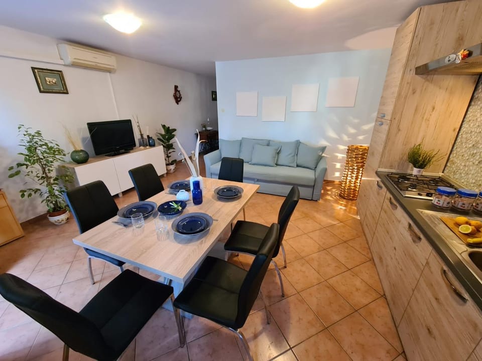 Communal lounge/ TV room, Kitchen or kitchenette, Seating area, Dining area