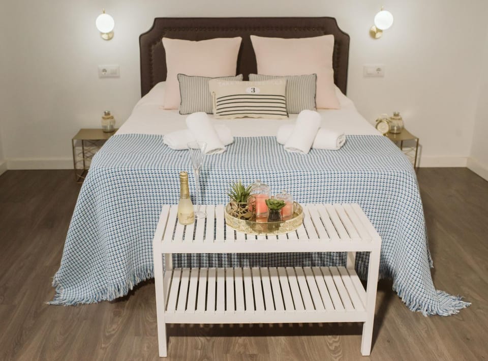 Bed, Photo of the whole room, Bedroom, City view, cot