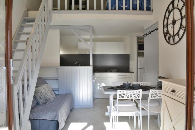 TV and multimedia, Kitchen or kitchenette, Living room, Seating area, Dining area