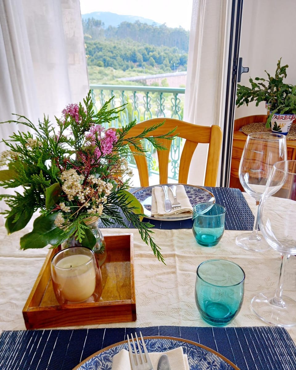 View (from property/room), Balcony/Terrace, Photo of the whole room, Dining area, Mountain view