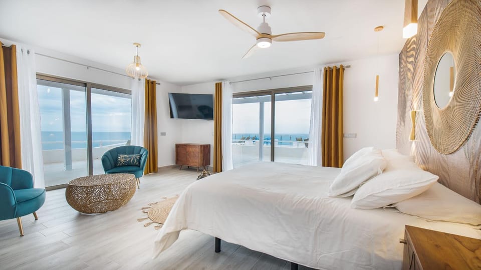 Photo of the whole room, Bedroom