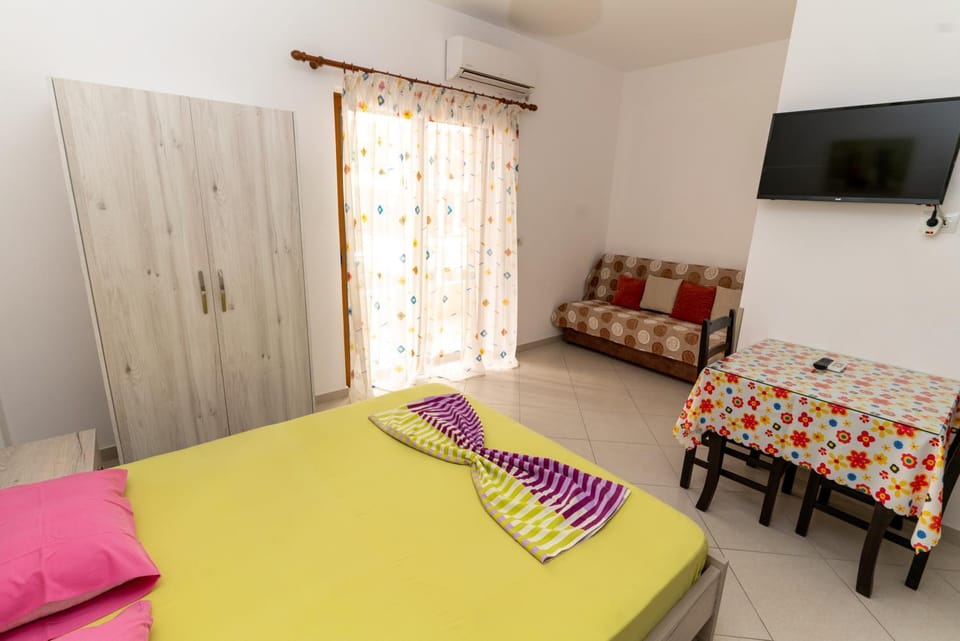 Living room, Photo of the whole room, Seating area, Bedroom