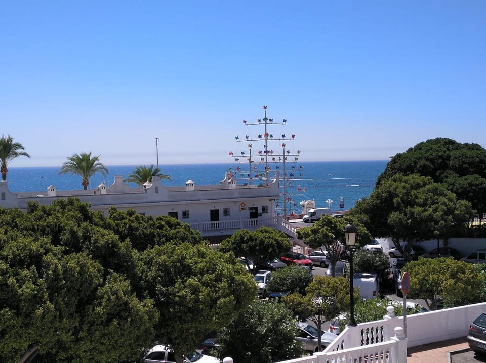 Sea view, Street view