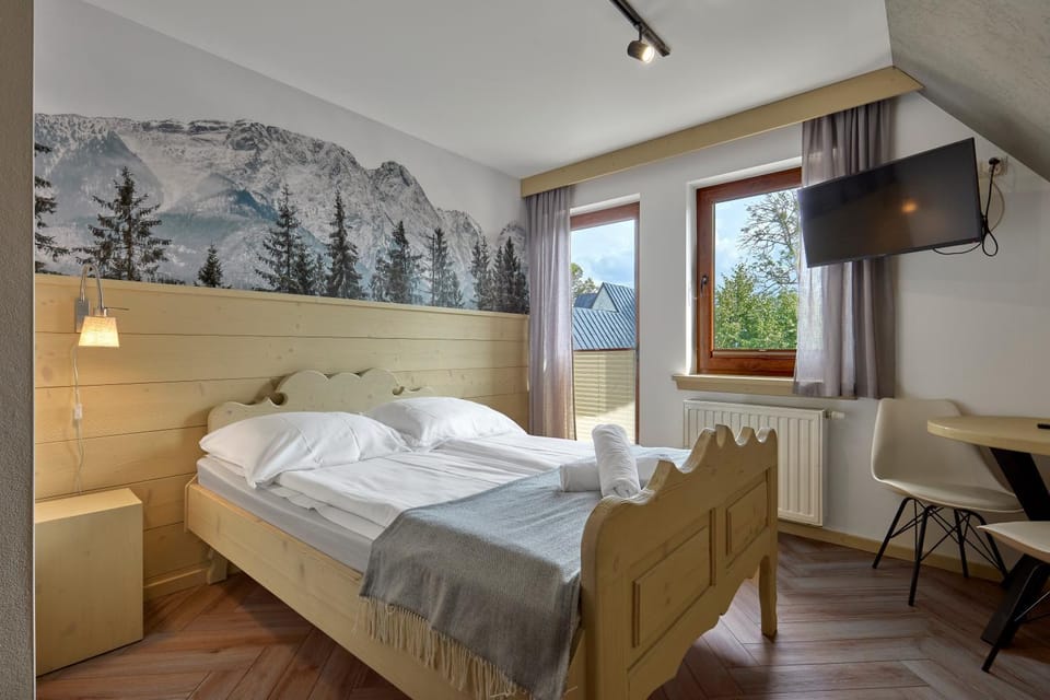 Bed, TV and multimedia, Photo of the whole room, Bedroom