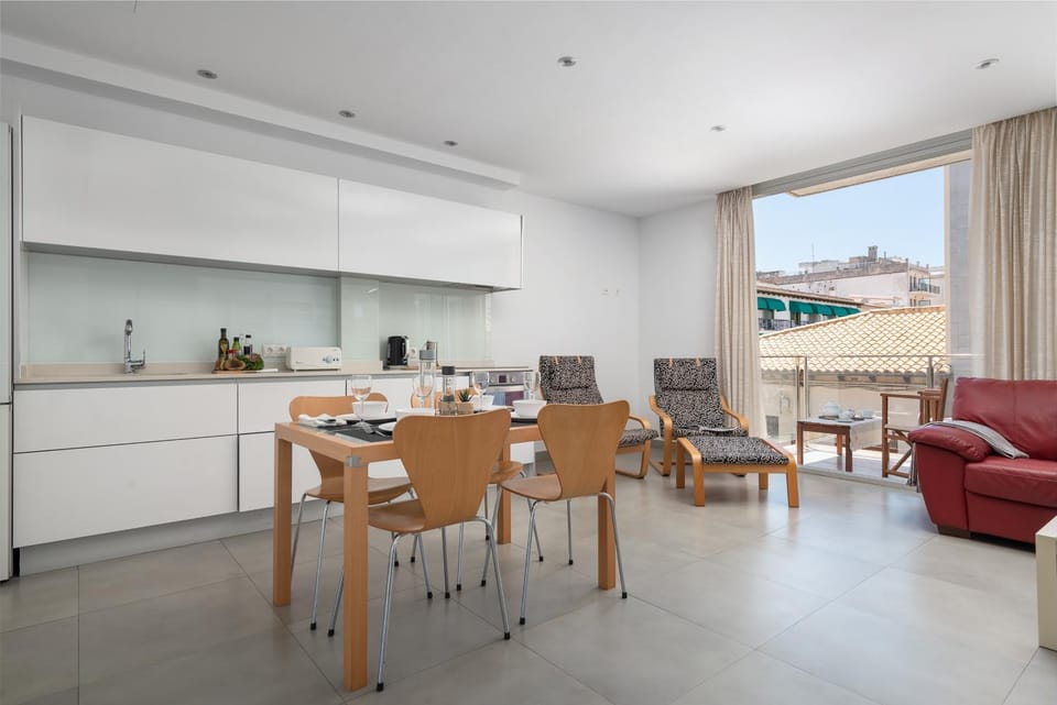 Kitchen or kitchenette, Dining area