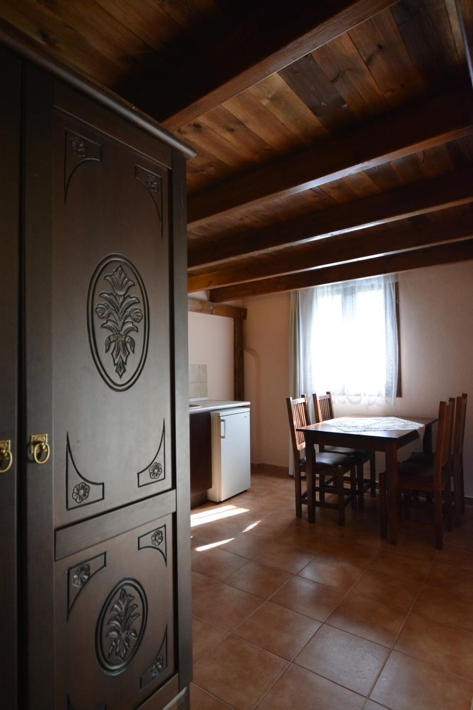 Photo of the whole room, Decorative detail