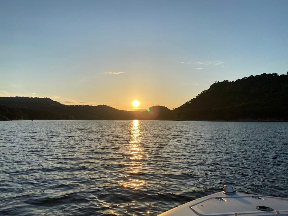 Nearby landmark, Day, Natural landscape, Lake view, Mountain view, Sunrise, Sunset