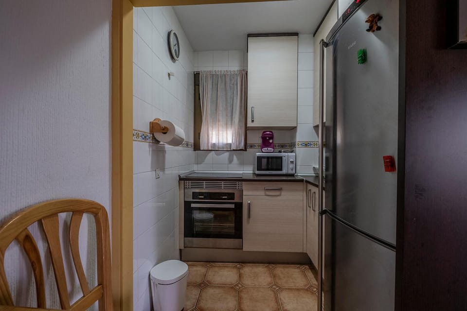Kitchen or kitchenette, Dining area, oven, stove