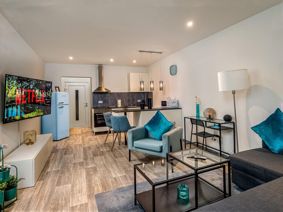 TV and multimedia, Kitchen or kitchenette, Living room, Seating area, Dining area, minibar, oven, stove