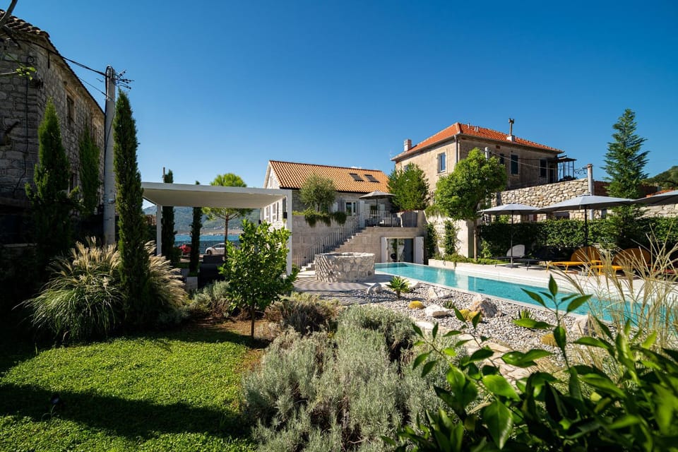 Property building, Garden, Swimming pool