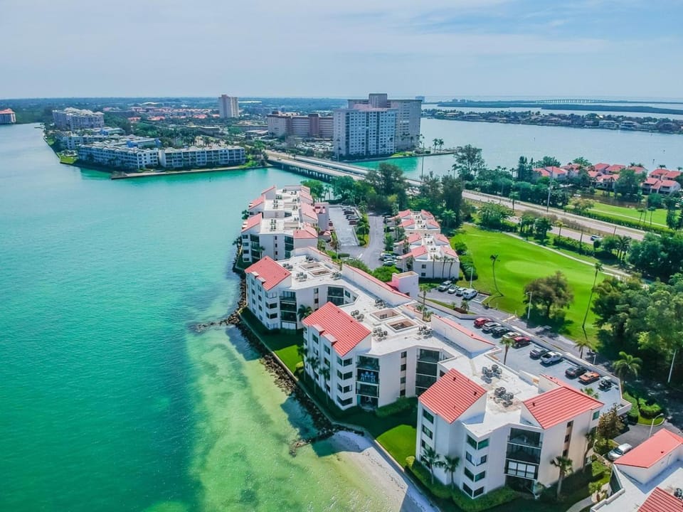 La Puerta Beautiful Bayfront Condo House in Isla del Sol