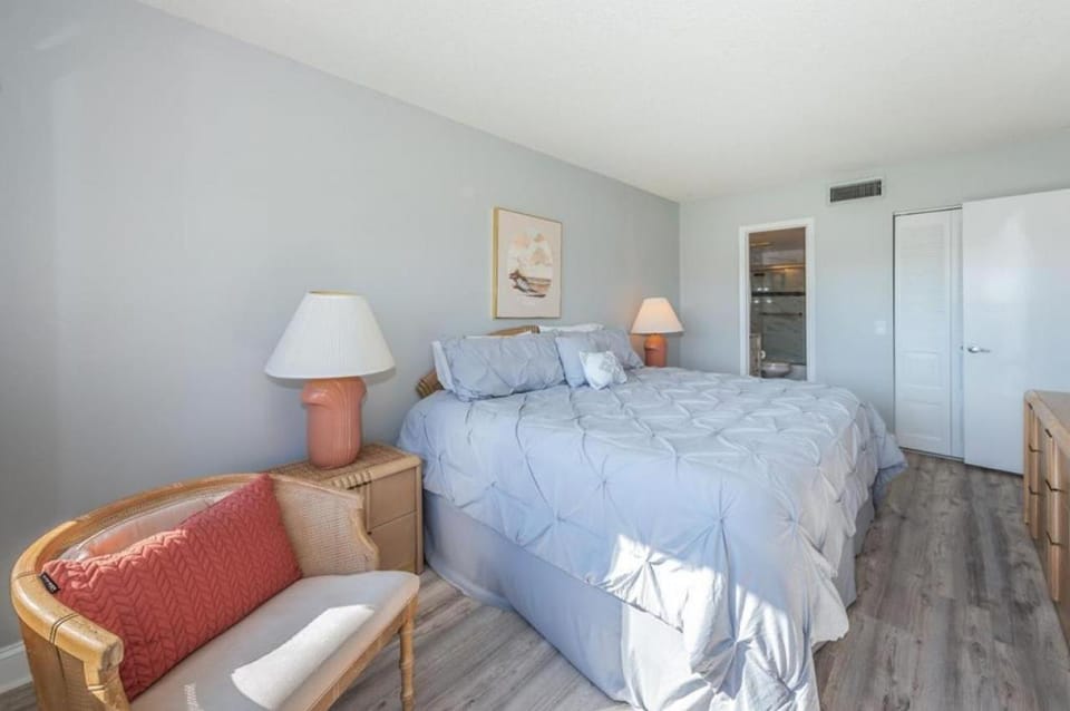 La Puerta Bright and Sunny Golf Course Villa House in Isla del Sol