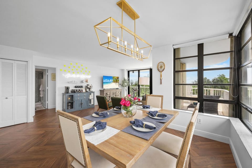 Beachfront condo with two balconies, pool and tennis House in Marco Island