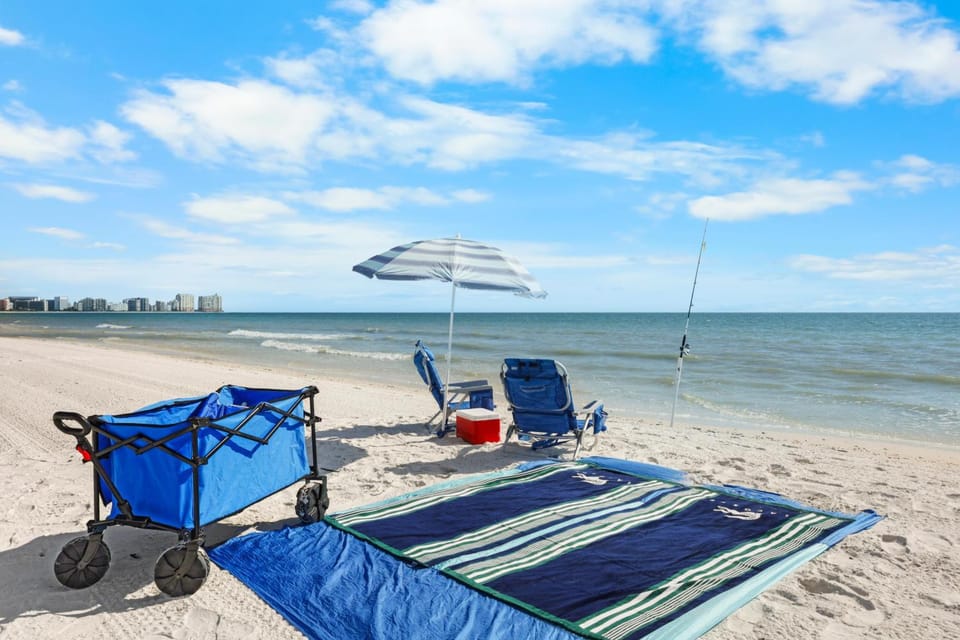 Beachfront condo with two balconies, pool and tennis House in Marco Island