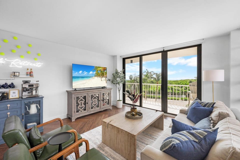 Beachfront condo with two balconies, pool and tennis House in Marco Island