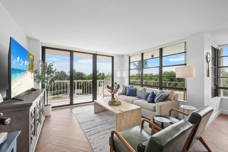 Beachfront condo with two balconies, pool and tennis House in Marco Island
