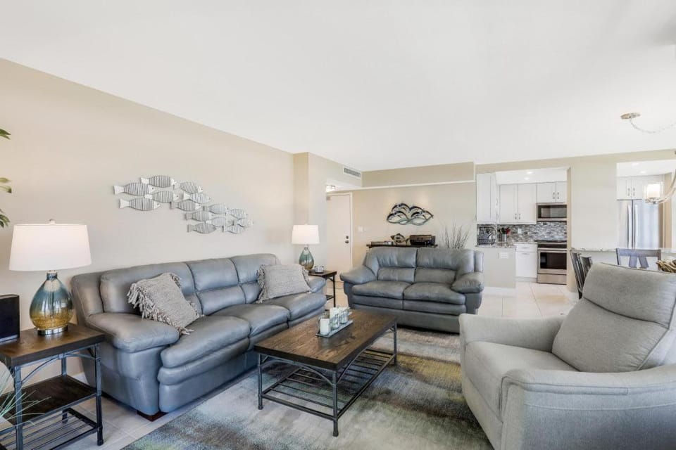 Beachfront condo with wrap around balcony/pool/gym House in Marco Island