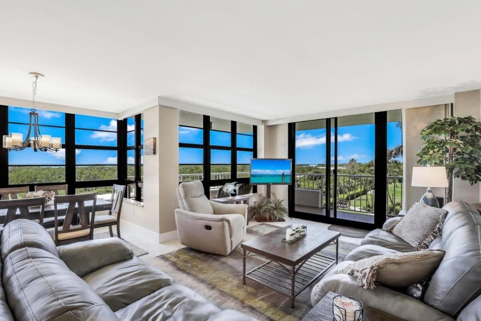 Beachfront condo with wrap around balcony/pool/gym House in Marco Island
