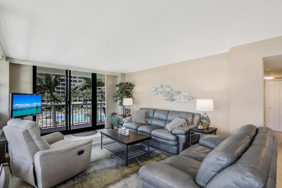 Beachfront condo with wrap around balcony/pool/gym House in Marco Island