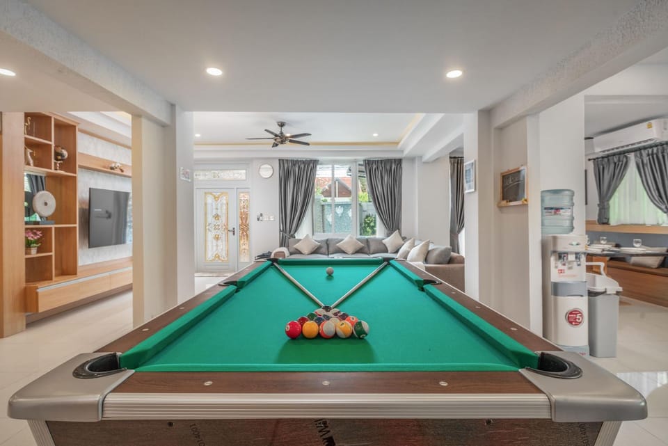 Communal lounge/ TV room, Billiard