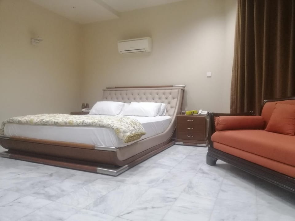 Seating area, Bedroom, air conditioner