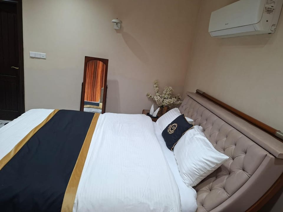 Seating area, Bedroom, air conditioner