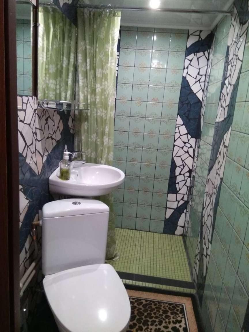 Shower, Toilet